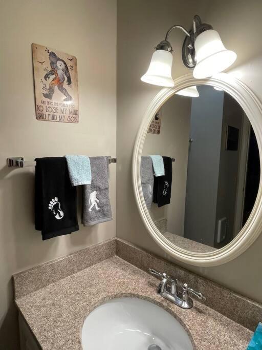 Unique Yeti-Theme Ski On Off Suite Jiminy-Sleeps 4 Ханкок Экстерьер фото